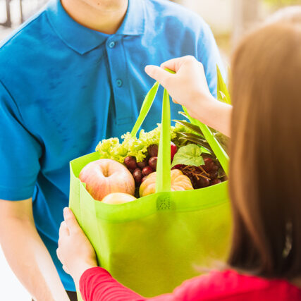 Delivery personnel use pla non-woven bags to deliver food
