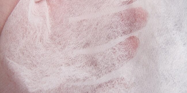 Polylactic-Acid-Nonwoven-Fabric-Cover-picture Hold the polylactic acid non-woven fabric with one hand